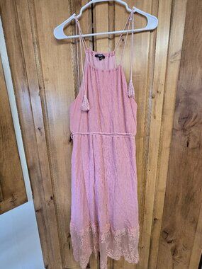 Product Description: Annabelle Boho Lace-Trim Halter Midi Dress with pockets